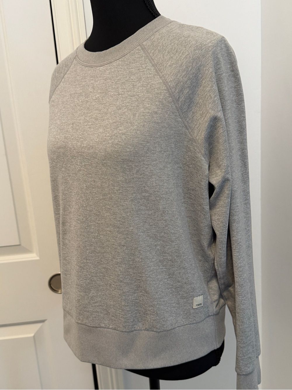 Vuori Halo Women's Modern Crewneck Lightweight Soft Grey Sweatshirt Size XS/S - Picture 8 of 11